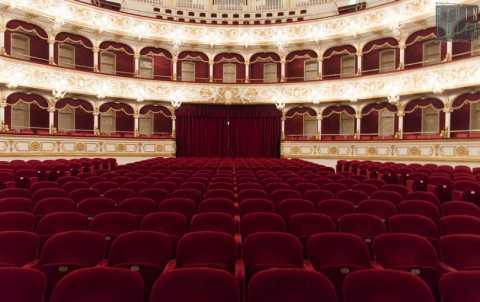 Bari, il Petruzzelli apre le porte ai visitatori: ogni weekend tour alla scoperta del teatro